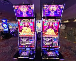 Blackjack 21 ကဒ်ဂိမ်း ဒိုင်လာနှင့် ကစားနေသောမြင်ကွင်း