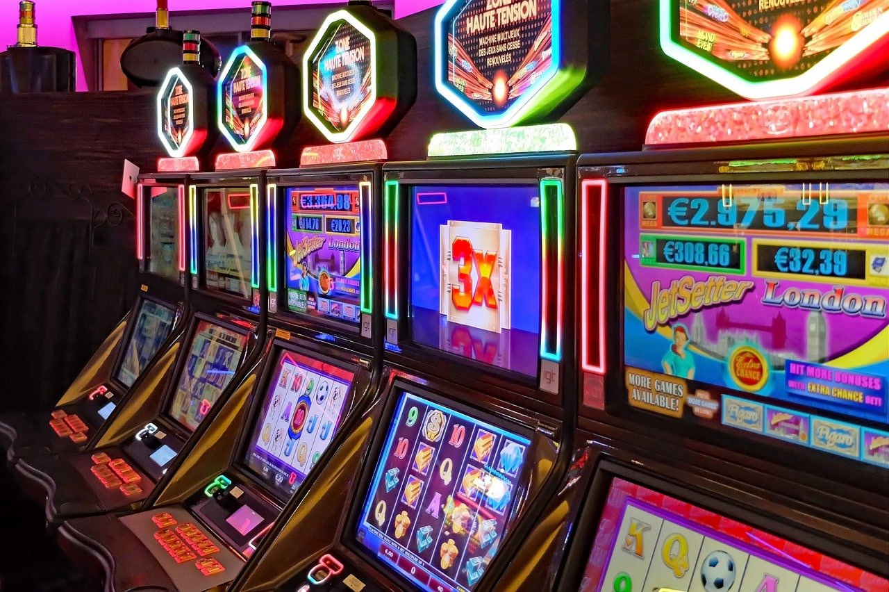 မြန်မာ Sports Betting ဘောလုံးပွဲ လောင်းကြေးချနေသောမြင်ကွင်း